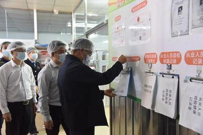 副市長(zhǎng)曹陽(yáng)帶隊(duì)開展節(jié)前食品安全及創(chuàng)建國(guó)家食品安全示范城市督導(dǎo)檢查